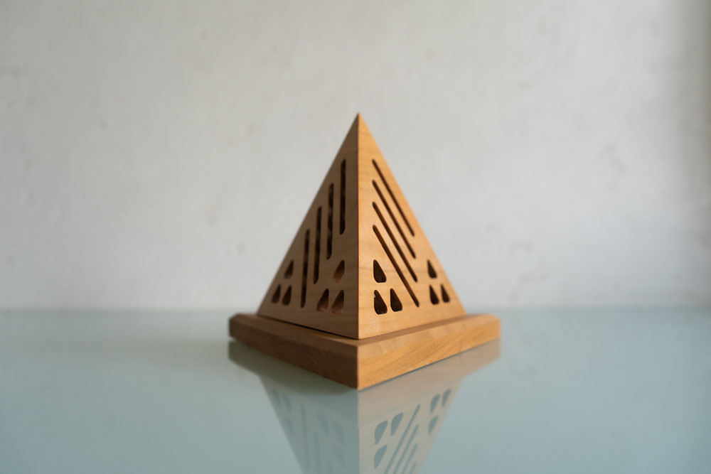 ピラミッド型木製香炉＜山桜＞