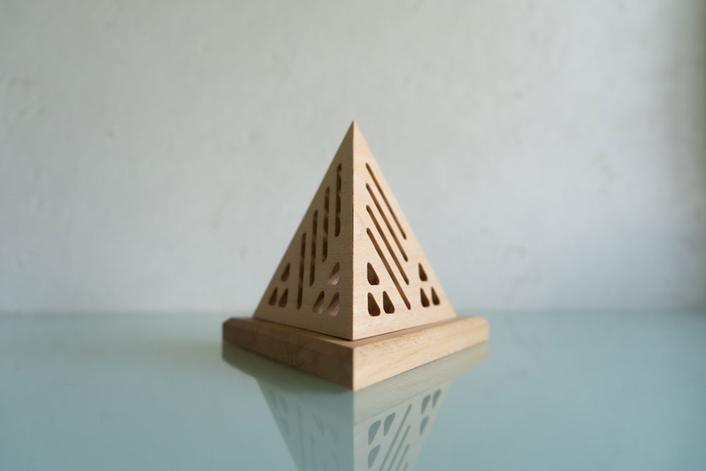 ピラミッド型木製香炉＜橅＞